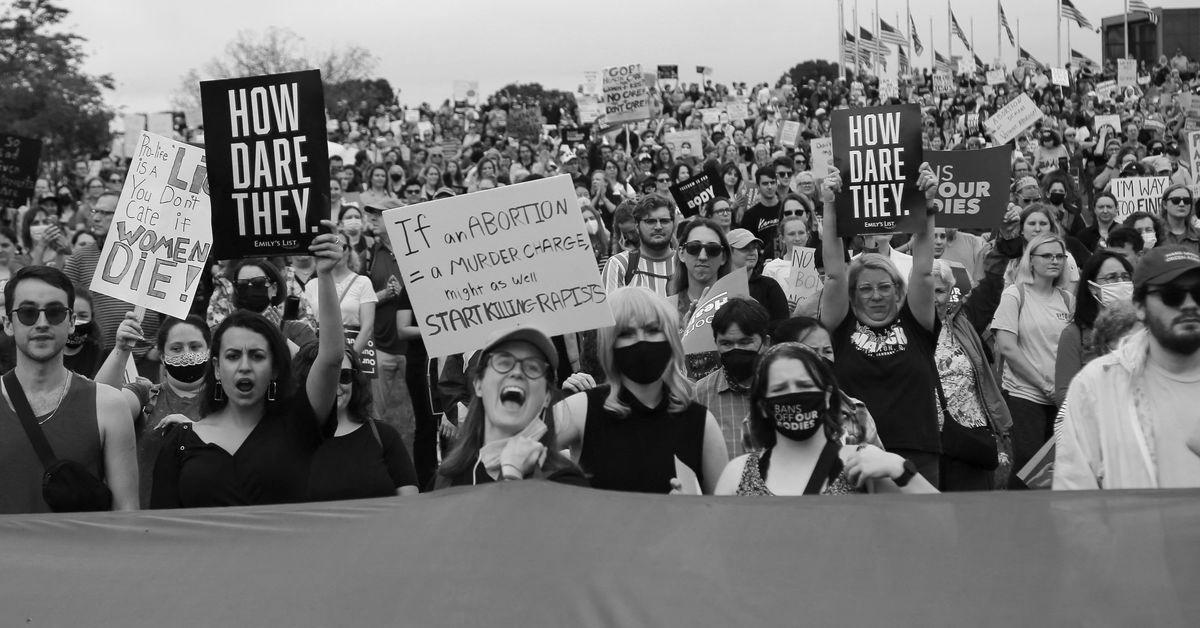 1000’s in U.S. march below ‘Ban Off Our Bodies’ banner for abortion rights